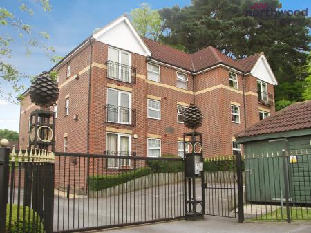 2 bedroom Flat to let in Woodlands Court, SO18