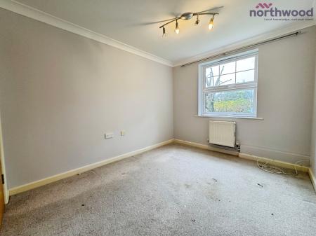 2 bedroom Flat to let in Woodlands Court, SO18