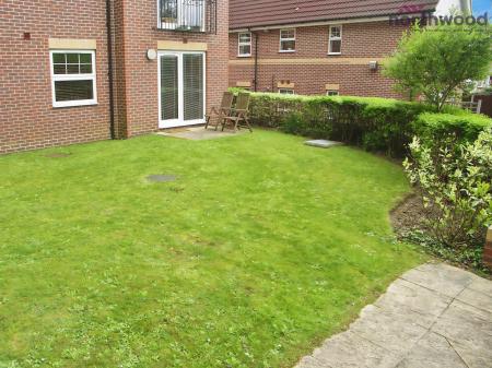 2 bedroom Flat to let in Woodlands Court, SO18