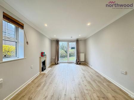 2 bedroom Flat to let in Woodlands Court, SO18