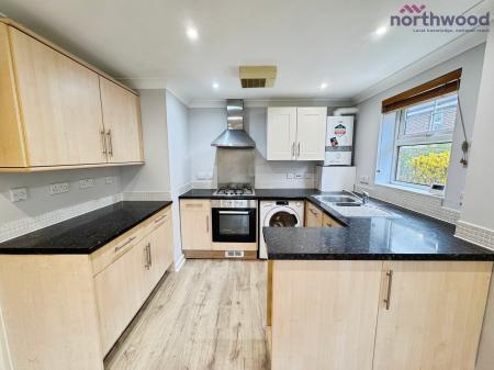 2 bedroom Flat to let in Woodlands Court, SO18
