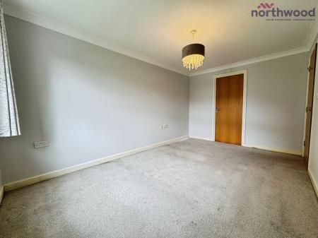 2 bedroom Flat to let in Woodlands Court, SO18