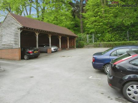 2 bedroom Flat to let in Woodlands Court, SO18