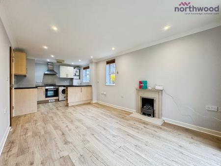 2 bedroom Flat to let in Woodlands Court, SO18