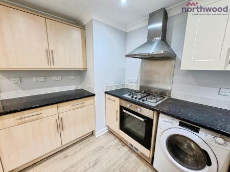 2 bedroom Flat to let in Woodlands Court, SO18