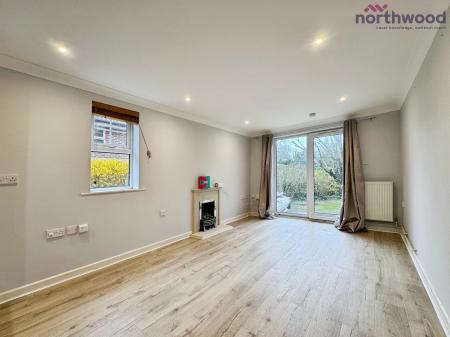 2 bedroom Flat to let in Woodlands Court, SO18