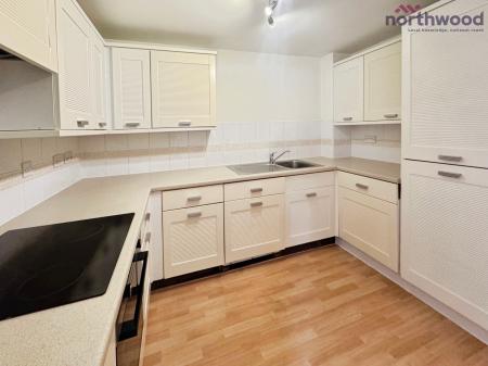 2 bedroom Flat to let in Ashdown House, Chandlers Ford, SO53