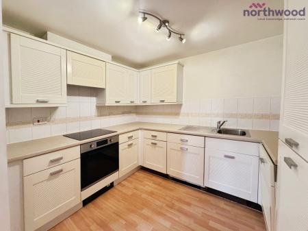 2 bedroom Flat to let in Ashdown House, Chandlers Ford, SO53