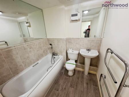 2 bedroom Flat to let in Ashdown House, Chandlers Ford, SO53