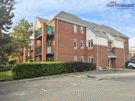 2 bedroom Flat to let in Ashdown House, Chandlers Ford, SO53