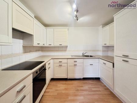 2 bedroom Flat to let in Ashdown House, Chandlers Ford, SO53