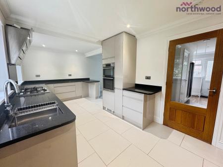 3 bedroom Semi-detached house to let in Goodwood Gardens, Totton, SO40