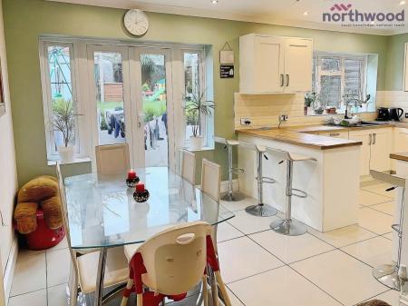 3 bedroom Semi-detached house to let in Prince Of Wales Avenue, Regents Park, Southampton, SO15