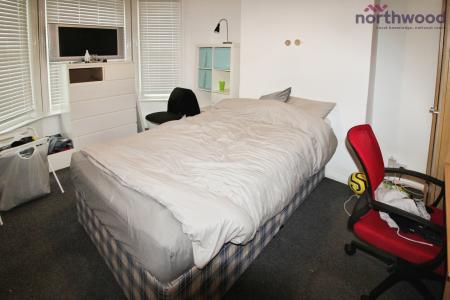 4 bedroom Semi-detached house to let in Burlington Road, Polygon, Southampton, SO15