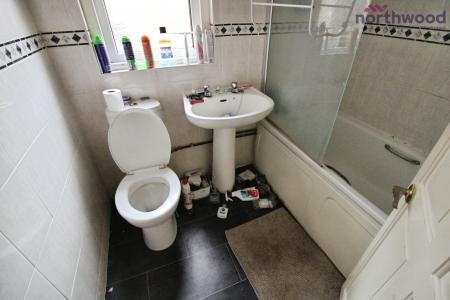 4 bedroom Semi-detached house to let in Burlington Road, Polygon, Southampton, SO15