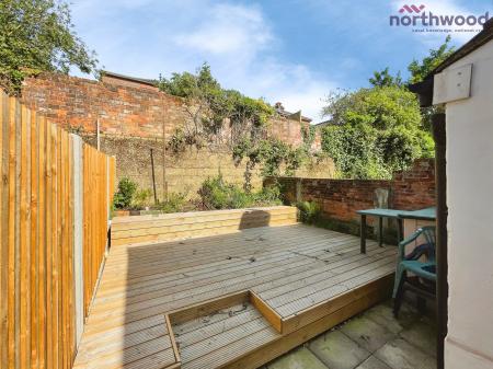 4 bedroom Semi-detached house to let in Burlington Road, Polygon, Southampton, SO15
