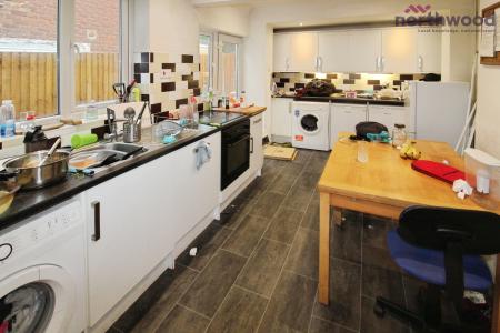 4 bedroom Semi-detached house to let in Burlington Road, Polygon, Southampton, SO15