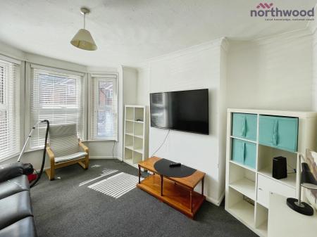 4 bedroom Semi-detached house to let in Burlington Road, Polygon, Southampton, SO15