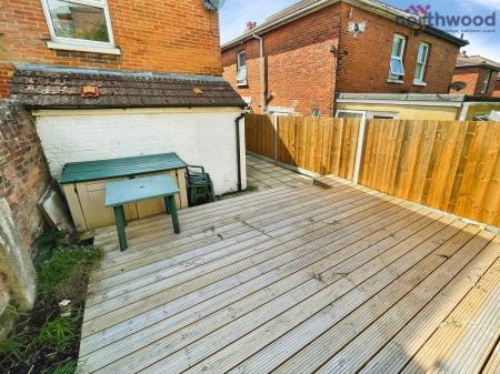 4 bedroom Semi-detached house to let in Burlington Road, Polygon, Southampton, SO15