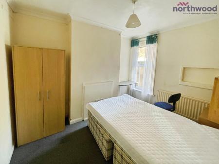 4 bedroom Semi-detached house to let in Burlington Road, Polygon, Southampton, SO15