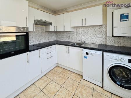 2 bedroom Semi-detached house to let in Millbrook Road East, SO15