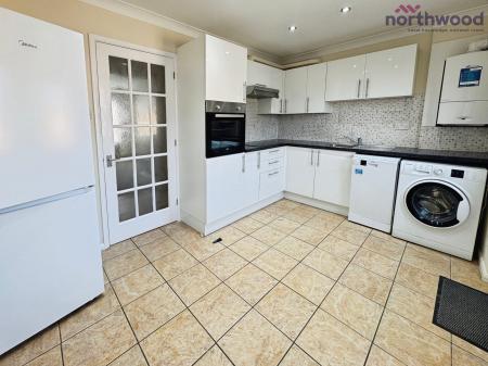 2 bedroom Semi-detached house to let in Millbrook Road East, SO15