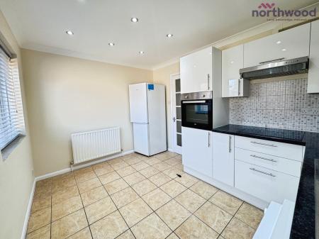 2 bedroom Semi-detached house to let in Millbrook Road East, SO15