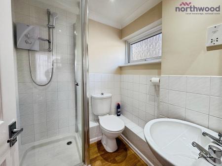2 bedroom Semi-detached house to let in Millbrook Road East, SO15