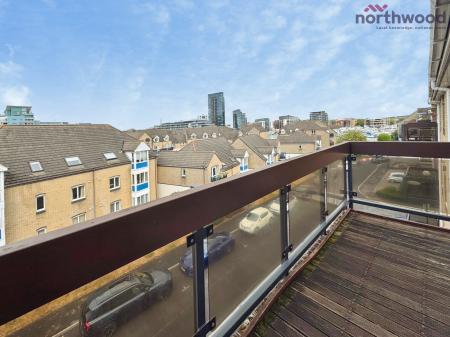 2 bedroom Flat to let in Pacific Close, SO14