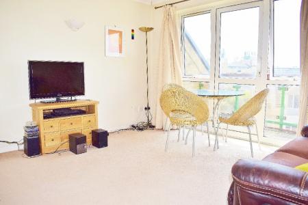 2 bedroom Flat to let in Pacific Close, SO14