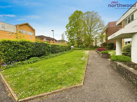 2 bedroom Flat to let in Elm Court, Westwood Road, SO17