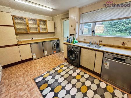 3 bedroom Semi-detached house to let in Greywell Avenue, SO16