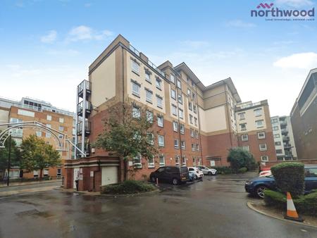 2 bedroom Flat to let in Goldsmith Court, Briton Street, SO14