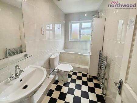 4 bedroom Maisonette to let in Kings Close, SO43 7AG