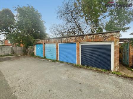 4 bedroom Maisonette to let in Kings Close, SO43 7AG