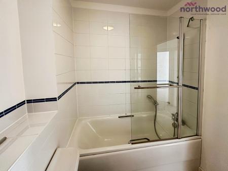 2 bedroom Flat to let in French Court, Castle Way