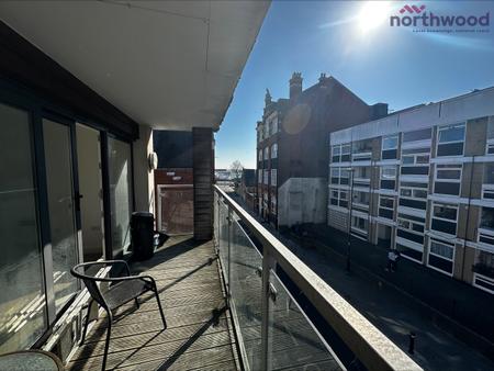 2 bedroom Flat to let in French Court, Castle Way
