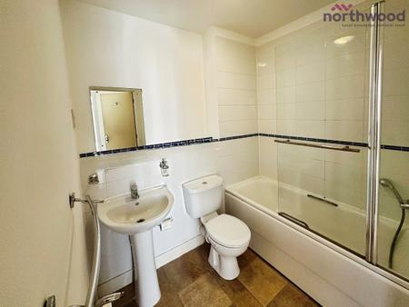 2 bedroom Flat to let in French Court, Castle Way