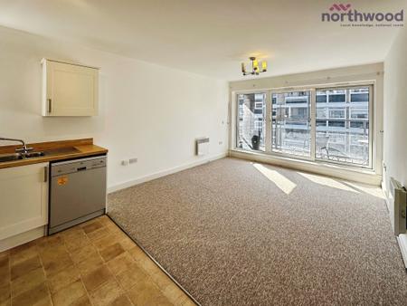 2 bedroom Flat to let in French Court, Castle Way