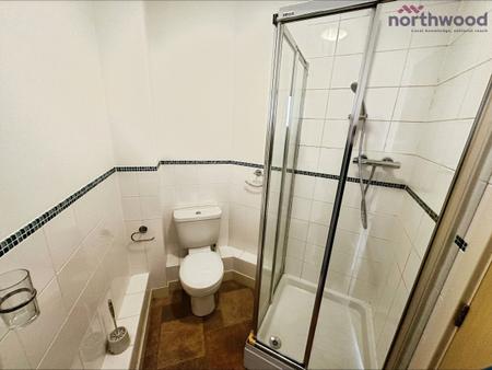 2 bedroom Flat to let in French Court, Castle Way