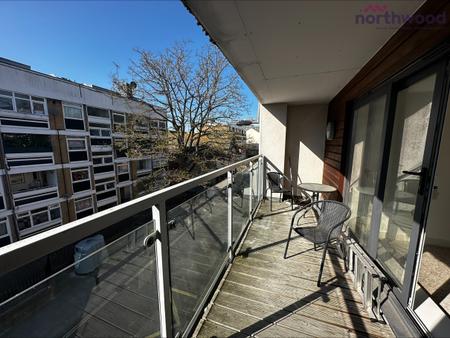 2 bedroom Flat to let in French Court, Castle Way