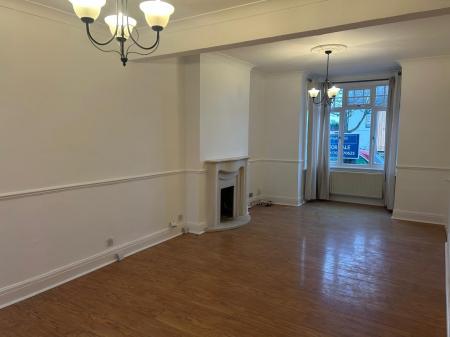 3 bedroom Semi-detached house to let in Prittlewell Chase, Southend-on-Sea, SS0