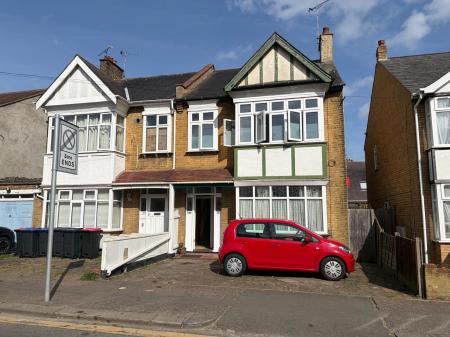 1 bedroom Flat to let in Bournemouth Park Road, Southend-on-Sea, SS2