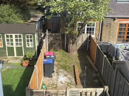 1 bedroom Flat to let in Bournemouth Park Road, Southend-on-Sea, SS2