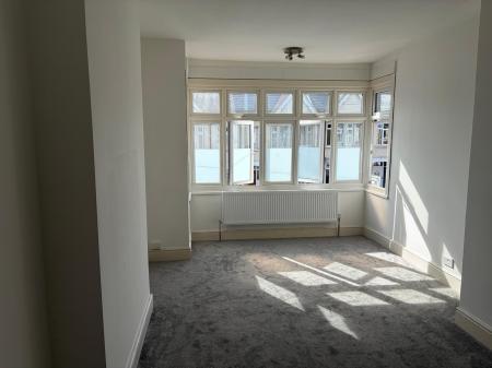 1 bedroom Flat to let in Bournemouth Park Road, Southend-on-Sea, SS2