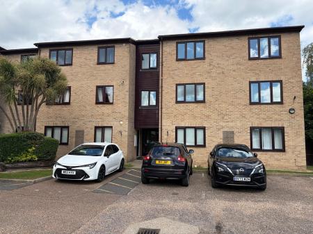 2 bedroom Flat to let in High Road, Pitsea, SS16