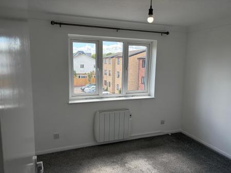 2 bedroom Flat to let in High Road, Pitsea, SS16