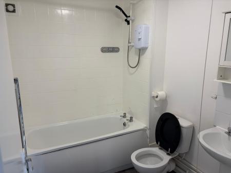 2 bedroom Flat to let in High Road, Pitsea, SS16