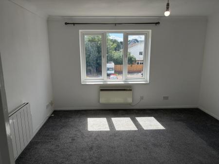 2 bedroom Flat to let in High Road, Pitsea, SS16