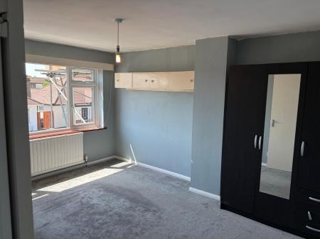 3 bedroom Semi-detached house to let in North Crescent, Southend-on-Sea, SS2